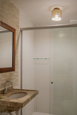 Shower, rainfall showerhead, hair dryer, towels - Pousada Chez Ellery Jeri (Jijoca de Jericoacoara)