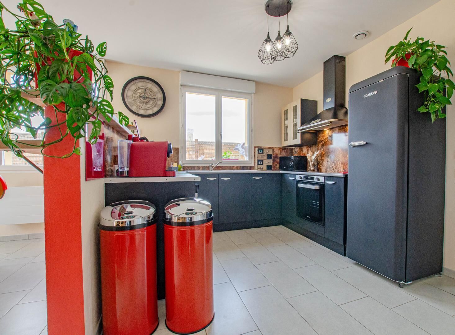 Mikrobølgeovn, oppvaskmaskin og høy barnestol