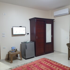 Habitación Deluxe, no fumadores, vistas al jardín | Sistema de insonorización, tabla de planchar con plancha, wifi gratis