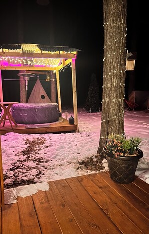 Outdoor spa tub - Come and enjoy cabin in wodzzz.  (Webster)