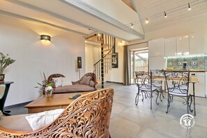 Televisión y chimenea 