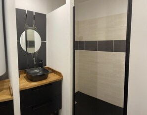 Douche, sèche-cheveux, serviettes fournies