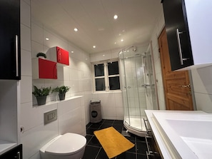 Amenidades de baño gratuitas, secadora de cabello, toallas, jabón