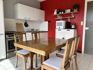 Refrigerador, microondas, horno y utensilios de cocina 