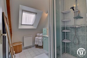 Dusj, hårføner og håndklær