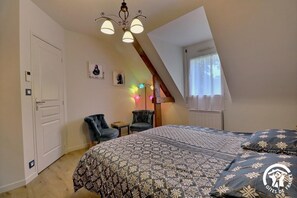 2 slaapkamers, een strijkplank/strijkijzer, gratis wifi, beddengoed