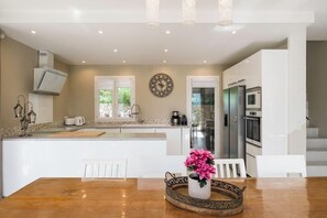 Mikrobølgeovn, ovn, oppvaskmaskin og kaffetrakter/tekoker