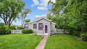 Unclassified image, 4 of 31, button - Cozy Cottage Home w/ Fenced Yard in Rock Island (Rock Island)