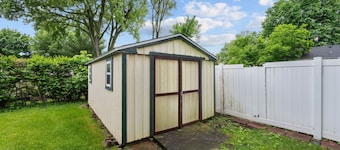 Cozy Cottage Home in Rock Island