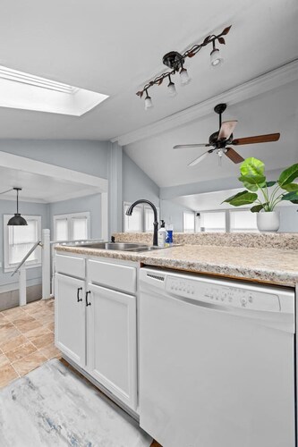 Cozy Cottage Home in Rock Island