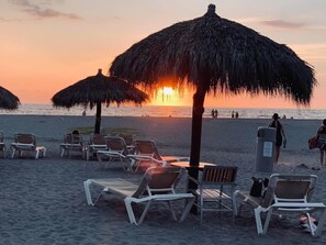 Una spiaggia nelle vicinanze, lettini da mare, teli da spiaggia