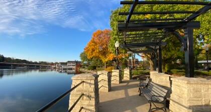 On the Fox/River access/Kayaks/Deck with lounging and dining/Free Parking