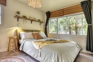 2 bedrooms, travel cot, WiFi, bed sheets