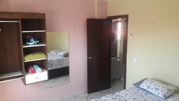 Departamento básico, 2 habitaciones | Muebles diferentes, cortinas blackout y tabla de planchar con plancha