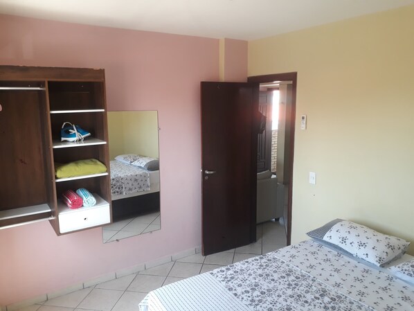Apartamento básico, 2 quartos | Roupas de cama antialérgicas, edredons de pluma