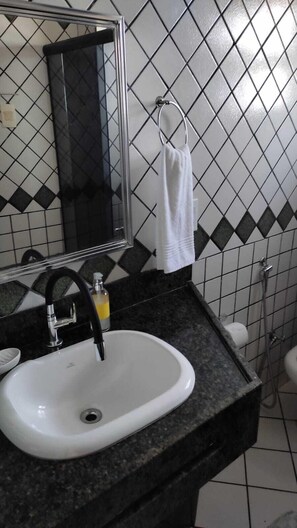 City Apartment | Bathroom | Shower, rainfall showerhead, hair dryer, bidet - Edifício Flat Euro (Natal)