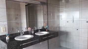 Premium Apartment, 2 Bedrooms | Bilik Mandi | Pancuran mandi, hulu semburan mandi hujan, pengering rambut, bidet