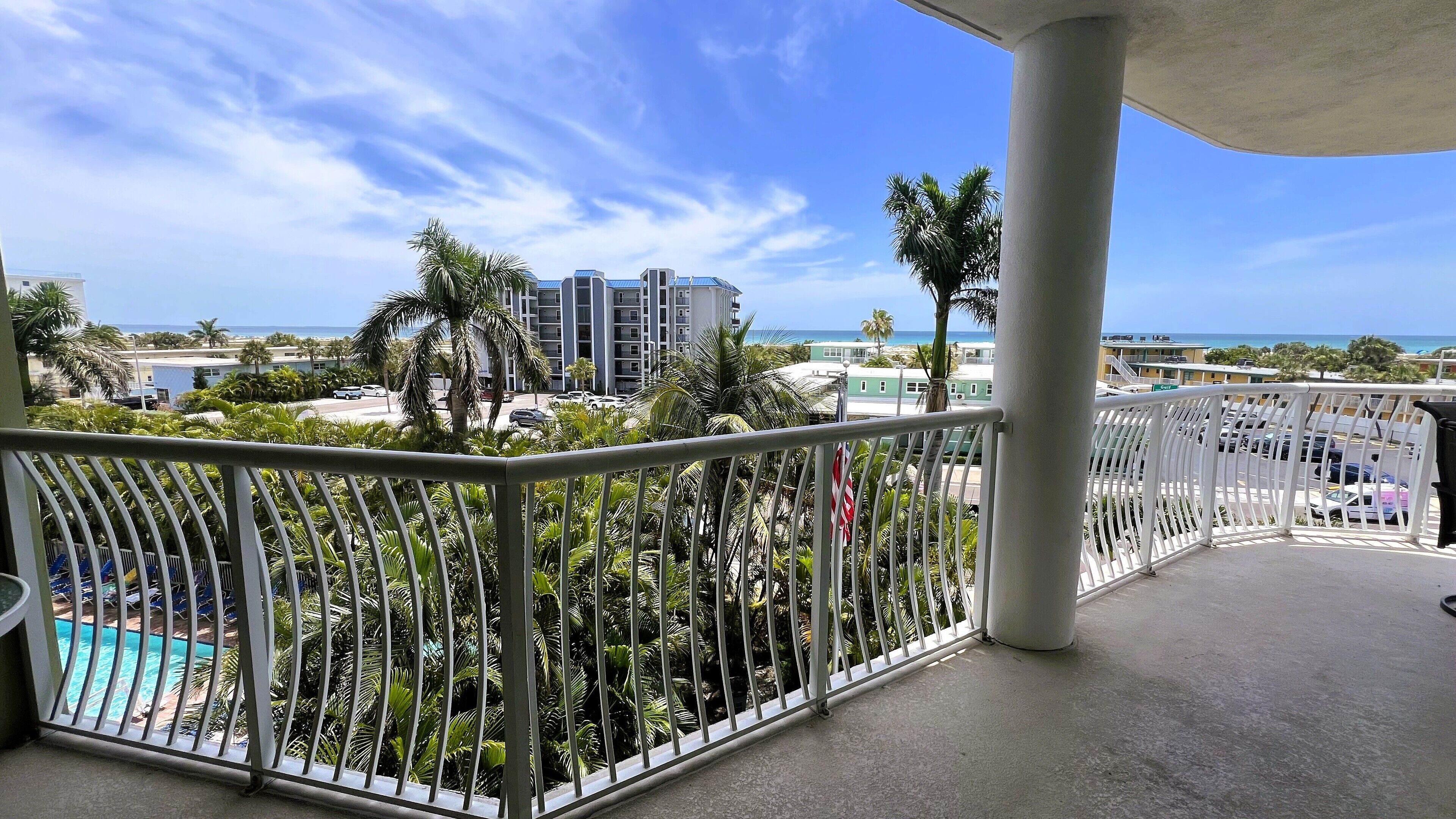 ☀️UPDATED🏝 2br End-Unit Condo with Ocean View, Large Balcony, & Beach Access