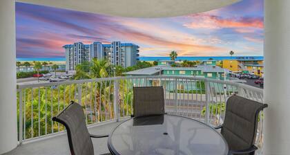 🏝️2br End-Unit Condo with Ocean View, Large Balcony, & Beach Access