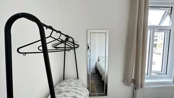 1 dormitorio, tabla de planchar con plancha, wifi y ropa de cama