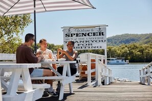 Outdoor dining - "Wagtail Cottage" Hawkesbury River Garden Retreat (Spencer)