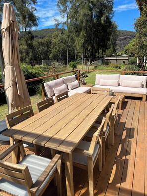 Outdoor dining - "Wagtail Cottage" Hawkesbury River Garden Retreat (Spencer)