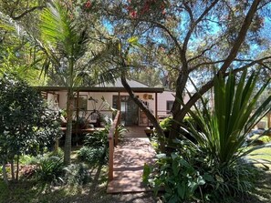 Exterior - "Wagtail Cottage" Hawkesbury River Garden Retreat (Spencer)