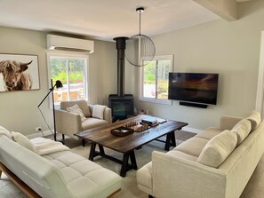 Smart-tv, pejs, bøger, stereoanlæg