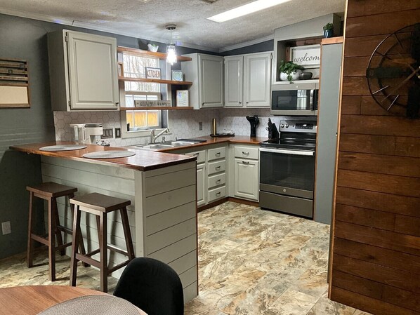 Refrigerador, microondas, horno y parrilla de estufa 