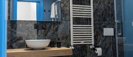 Douche, sèche-cheveux, bidet, serviettes fournies