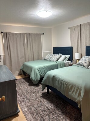 A hotel room with two beds, a desk, a lamp, and a patterned rug. - Clarkston House with pool! Relax and enjoy with family and friends (Clarkston)