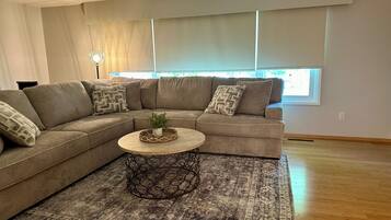 Smart-tv, eldstad, böcker och datorskÀrmar