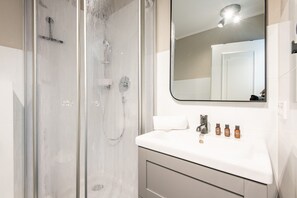 Shower, free toiletries, hair dryer, towels