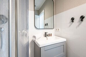 Shower, free toiletries, hair dryer, towels