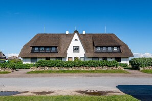 Unclassified image, 5 of 38, button