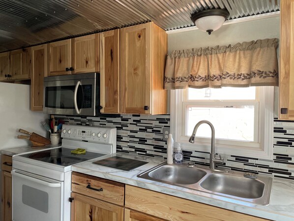 Fridge, microwave, stovetop, coffee/tea maker - Tanners Manor is in a peaceful setting on the end of a cove.  (Warsaw)