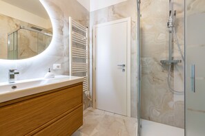 Doccia, asciugacapelli, asciugamani