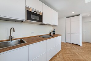 Geladeira, micro-ondas, cooktop, lava-louças