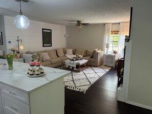 Smart TV, fireplace, books - Cozy Getaway! (Zephyrhills)