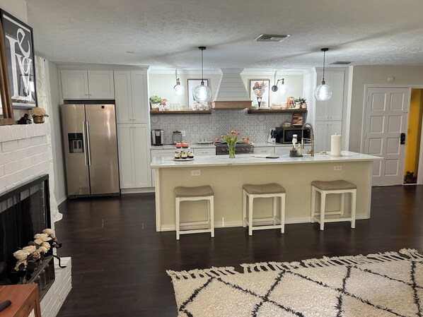 Fridge, microwave, oven, stovetop - Cozy Getaway! (Zephyrhills)