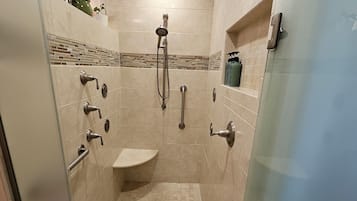 Douche, sèche-cheveux, bidet, serviettes fournies