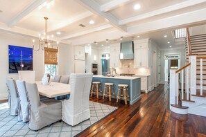 Dining - WaterColor Cottage with 6 seater golf cart + 6 bikes, 9 pools, beach access! (Santa Rosa Beach)