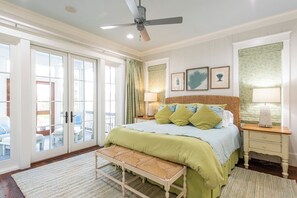 6 bedrooms, desk, free WiFi, bed sheets - WaterColor Cottage with 6 seater golf cart + 6 bikes, 9 pools, beach access! (Santa Rosa Beach)