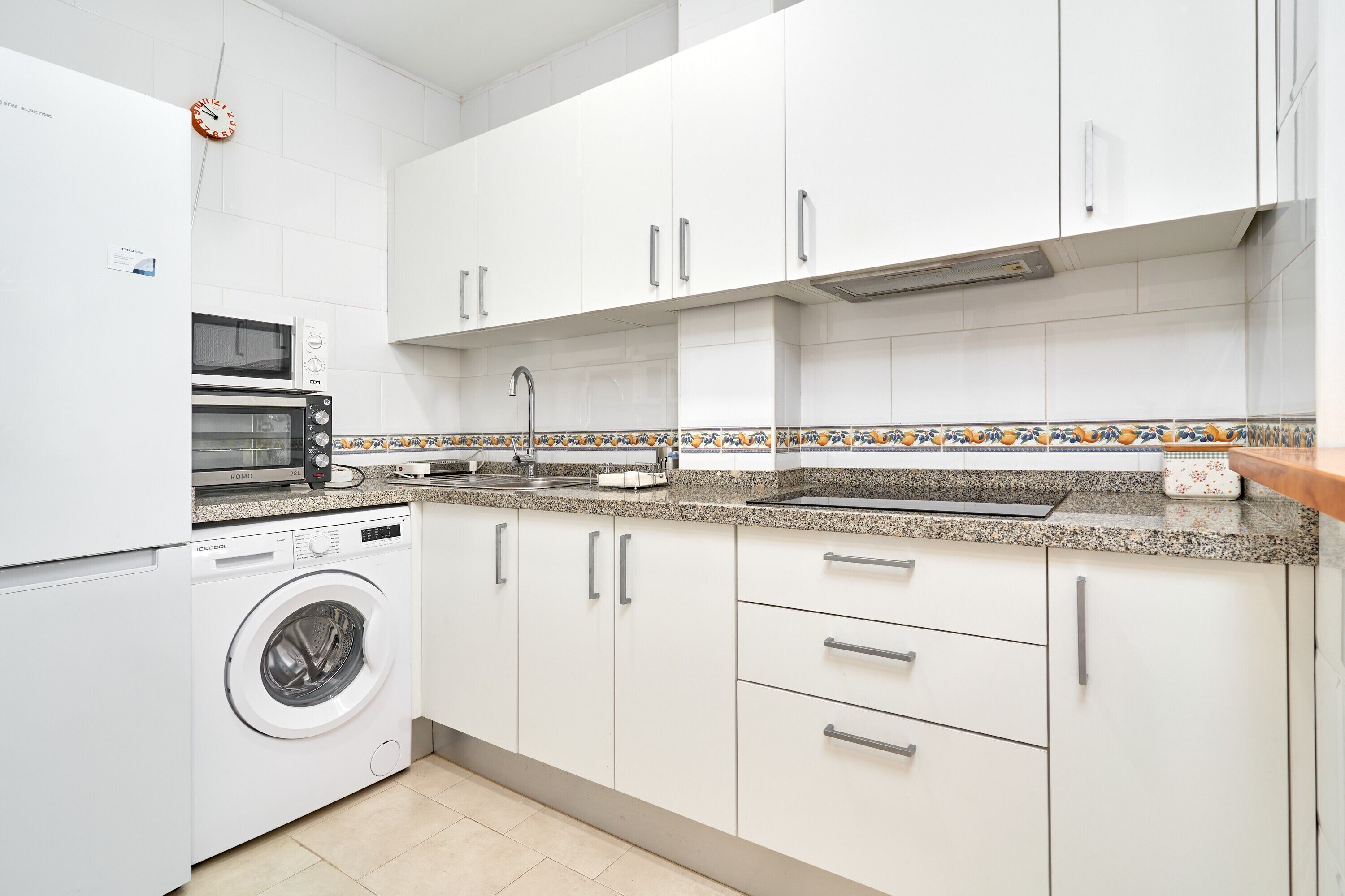 Coffee/tea maker, fridge, microwave, stovetop