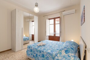 2 soverom, strykejern/-brett og sengetøy