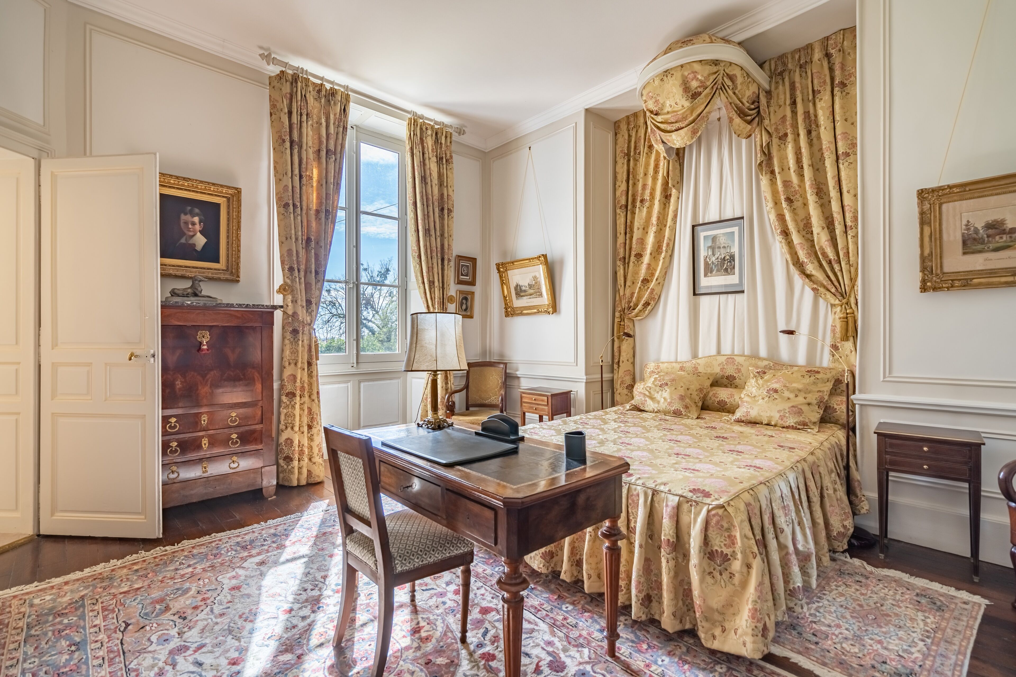 15 chambres, fer et planche à repasser, Wi-Fi, draps fournis