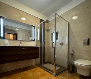 Shower, hair dryer - Apartment 'Mar' with Mountain View, Wi-Fi and Air Conditioning (Olhão)