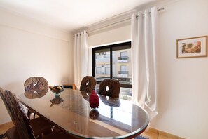 Dining - Apartment 'Mar' with Mountain View, Wi-Fi and Air Conditioning (Olhão)