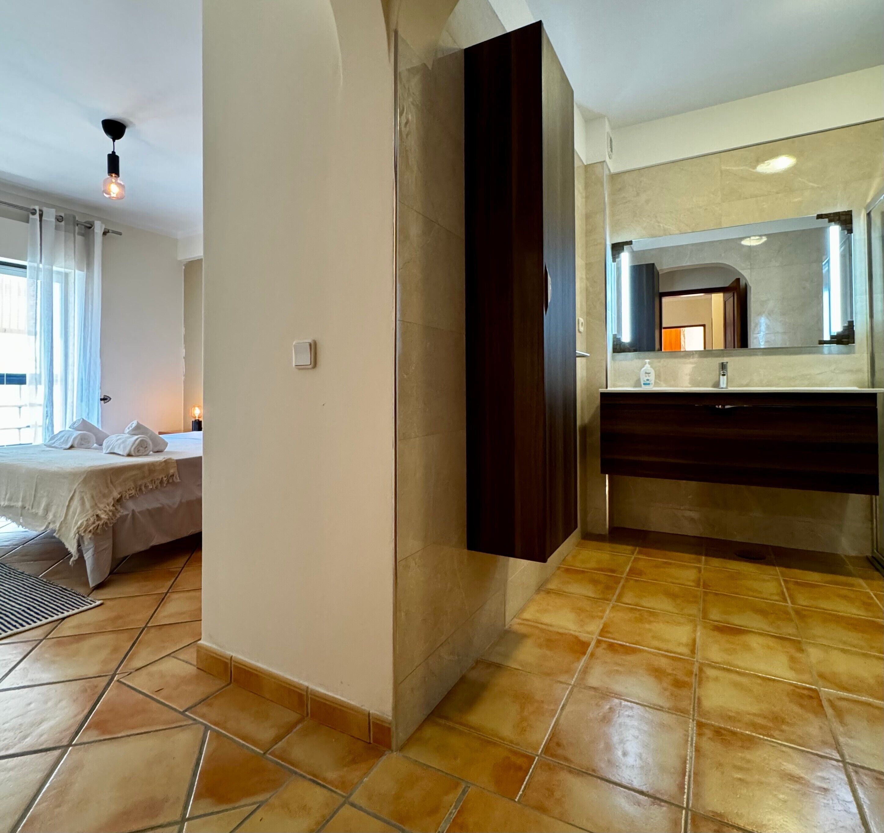2 chambres, fer et planche à repasser, accès au Wi-Fi (inclus)