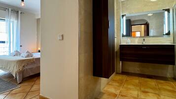 2 chambres, fer et planche à repasser, accès au Wi-Fi (inclus)